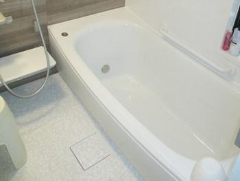 浴室はTOTOさんのサザナに交換しました。ほっカラリ床は、床の内側にクッション層を持っています。そのクッション層が畳のような柔らかさを実現。膝をついても痛くないです。
