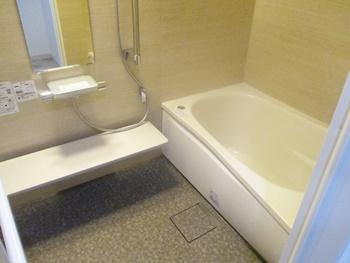 浴室をTOTOのマンションリモデルバスルームに交換しました。浴槽断熱材＋高断熱のふろふたの優れた断熱構造で、お湯の温かさを保ちます。お湯はり後5時間たってもあたたかいです。