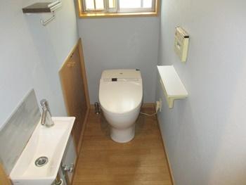 トイレの内装工事を行いました。新しく張替えた壁紙は、リリカラのLV3017です。爽やかな印象のトイレになりました。