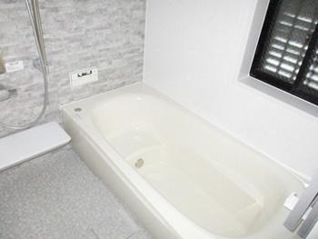 浴室はTOTOのサザナに交換しました。浴槽内にステップが付いているので、半身浴を楽しむのに便利です。節水性も高いです。