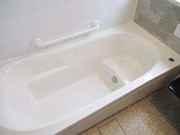 ゆるリラ浴槽は、ヘッドレストが付いた形状の浴槽なので快適に入浴を楽しめます。