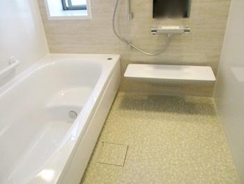 浴室はTOTOのサザナに交換しました。ほっカラリ床は、床の内側にクッション層を持っています。そのクッション層が畳のような柔らかさを実現。膝をついても痛くないです。