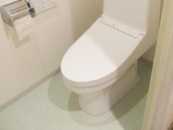 トイレの内装工事も行いました。クッションフロアはサンゲツのHM5167です。抗菌仕様のフロアです。明るく清潔感のあるトイレになりました。