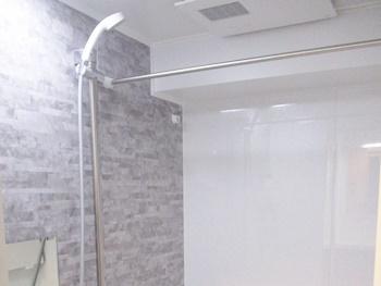 コンフォートシャワーバーは高さ調整・角度調整ができるので、ちょうどいい位置からシャワーを浴びれます。