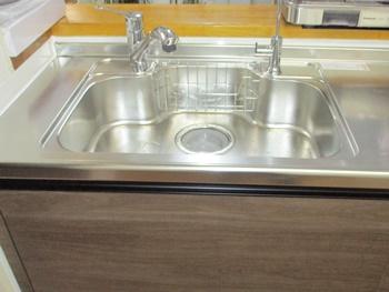 キッチンはクリナップのラクエラに交換しました。シンク内にはバスケットが付いているので、洗剤やスポンジなど収納できます。シャワーホース付き水栓なので、シンク内のお掃除がラクラクです。