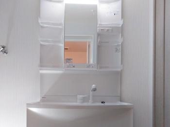 洗面台はパナソニックさんのエムライン　シンプルかつ使いやすい一面鏡　鏡には吸水コーティングが施してあり入浴後のくもりを抑えます　収納力も抜群です
