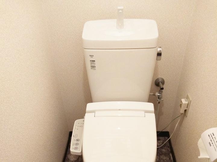 横須賀市内でトイレ交換工事と洗面化粧台交換工事と水栓交換工事を行いました　トイレはリクシルさんのアメージュZ　洗面化粧台はパナソニックさんのエムライン　キッチン水栓は浄水器兼用混合水栓にしました
