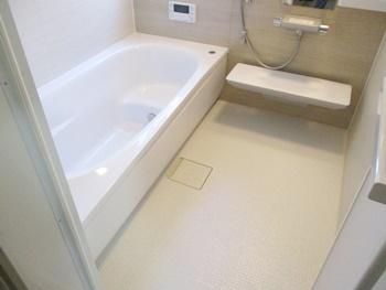浴室はTOTOのサザナに交換しました。ほっカラリ床は、床表面に特殊加工を施した親水層の効果で、皮脂汚れと床の間に水が入り込み汚れ落ちがスムーズに。ブラシでのお掃除がラクラクです。