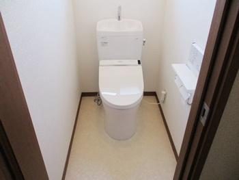 2階のトイレはTOTOのピュアレストQRに交換しました。セフィオンテクトを採用したトイレなので、汚れが付きにくく、お掃除が簡単です。
