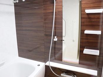TOTOのマンションリモデルバスルームはほっカラリ床と魔法びん浴槽を搭載