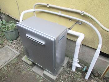 給湯器をリンナイのRFS-E2008SAに交換しました。少ないガス量で効率よくお湯を沸かす省エネ性の高い給湯器です。