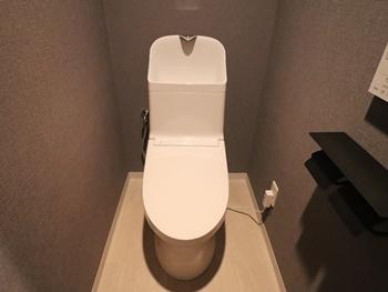 トイレはTOTOのZJ1に交換しました。フチを丸ごと無くした形状なのでトイレ掃除も簡単にできます。