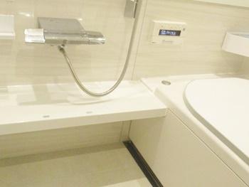 キープクリーンフロアは、浴室の床にたまりやすい皮脂汚れが水で簡単に落とせます。お手入れが楽です。