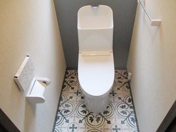 トイレはTOTOのZR1に交換しました。渦を巻くようなトルネード洗浄で便器の中をぐるりとしっかり洗浄します。少ない水で効率よく洗います。