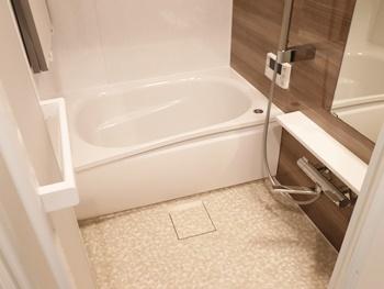 ほっカラリ床は、床表面に特殊処理を施した親水層の効果で、皮脂汚れと床の間に水が入り込み、汚れ落ちがスムーズになります。ブラシでのお掃除がラクラクです。