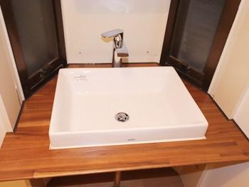TOTOのベッセル式洗面器は洗面器の高さを抑えたスッキリしたデザインです