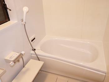TOTOのサザナは魔法びん浴槽なので保温効果が高いです。排水口はカビやぬめりが付きにくいので日々のお手入れが簡単です