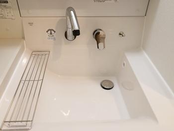 くるくる水栓は、グースネック形状なのでコップや花瓶の水汲みもしやすいです。シャワーホース付きなので、ボウル内のお掃除が簡単です。