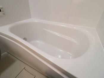 浴槽は掃除のしやすいデザインなので日々のお手入れが簡単です。浴槽のフチの形状が出入り・立座りの時に握りやすくなっています