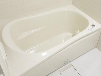 浴室をTOTOのマンションリモデルバスルームに交換しました。断熱材で包み込んだ魔法びんのような構造の浴槽なので、保温性が高いです。