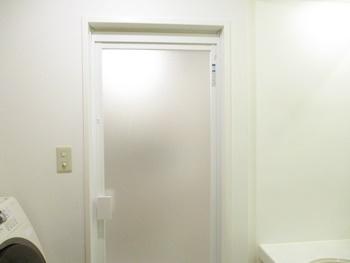スッキリドアは、カビが付きやすくお手入れの大変なドア縁のゴムパッキンがなく、汚れがたまりやすいドア下の換気口がドア上部にあるので、お手入れが簡単です。