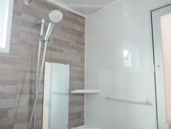 シャワーの高さ調整が簡単に出来るので使い勝手が良く便利です