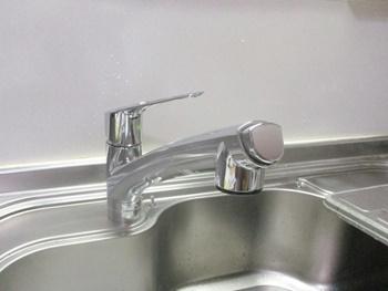 新しく交換した水栓は、KVKのシングルレバーシャワー付き混合栓です。プッシュ切替式の使いやすいシャワーヘッドです。シャワーホース付きなので、シンク内のお手入れが簡単です。