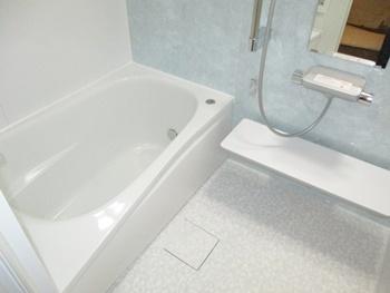 TOTOのサザナは、断熱材を使用した浴室なので、保温効果が高いです。マテリアルアロマグリーンのアクセントパネルが爽やかな浴室を演出します
