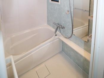 TOTOのマンションリモデルバスルームは、断熱素材を使用した浴槽と床なので、保温効果が高いです