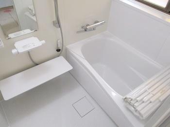 タイル張りの浴室からユニットバスに交換しました。新しく交換した浴室は、TOTOのサザナです。水栓や排水口など汚れが付きにくい形状なので、お手入れが簡単です。