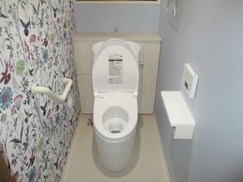 トイレはTOTOのピュアレストEXに交換しました。セフィオンテクトを採用したトイレなので、汚れが付きにくく、お手入れが簡単です。アクセントクロスはサンゲツのRE51422にしました。素敵なトイレになりました。