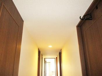廊下の天井のクロスをサンゲツのSP9555に張替えました。白いクロスで明るい廊下になりました。