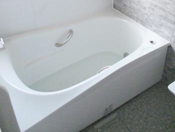 保温効果の高い浴槽なので、湯温の低下を防ぎます。長時間の入浴も快適です。
