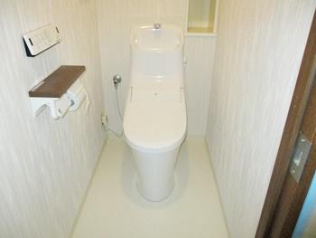 リクシルのアメージュZ。アクアセラミックを採用したトイレなので、汚れが付きにくくお掃除がラクラクです。