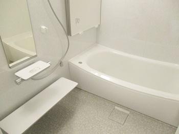 浴室はTOTOのマンションリモデルバスルームに交換しました。浴槽は断熱材で包み込んだ魔法びんのような構造なので、保温性が高いです。ほっカラリ床は、内側にクッション層を持っています。そのクッション層が畳のような柔らかさを実現。膝をついても痛くないです。