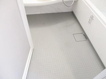 キレイサーモフロアは、床表面に皮脂汚れが固着しにくいので、お掃除が簡単です。