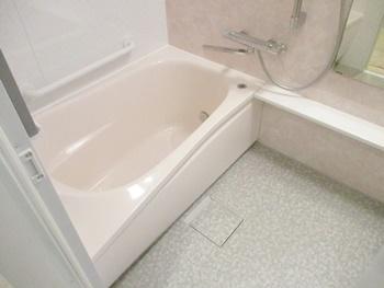 TOTOのマンションリモデルバスルームに交換しました。浴槽は、断熱材で包み込んだ魔法びんのような構造なので、保温性が高いです。長時間の入浴も快適に過ごせます。