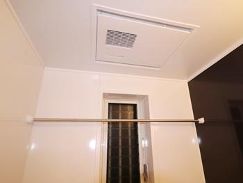 TOTOの浴室換気乾燥暖房機はお風呂のジメジメ解消の手助けをし、いつも快適な浴室を保ちます