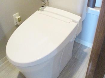 トイレはリクシルのアメージュZに交換しました。便器のフチを丸ごとなくしたフチレス形状なので、サッとひと拭きでキレイになります。お掃除が簡単です。