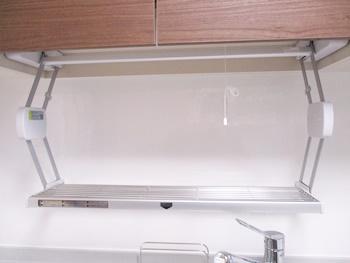 クイックパレットは、必要な時に下して使える水切り構造の仮置棚です。調理スペースを広く保てます。