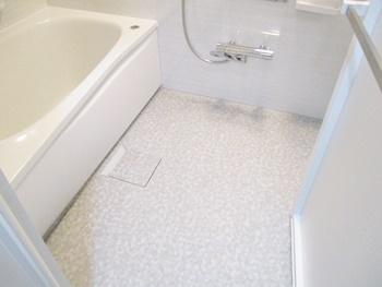 浴室はTOTOのマンションリモデルバスルームに交換しました。ほッカラリ床は、タテヨコに規則正しく刻まれたパターンで、表面の水を誘導します。翌朝にはカラリと乾き、靴下のまま入れます。