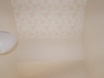 トイレの天井のクロスをトキワのTWS8752に張替えました。花柄がかわいく、ステキなトイレになりました