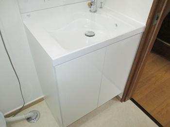 洗面台はリクシルのエスタに交換しました。奥行コンパクトな洗面台なので、空間が広く使えます。