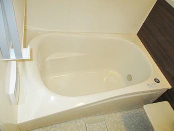 浴槽は、断熱材で包み込んだ魔法びんのような構造なので、保温性が高いです。長時間の入浴も快適に過ごせます。