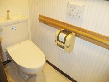 トイレは壁紙張替えのみ行いました。張り替えた壁紙は、サンゲツのSP2890です。ステキなトイレになりました。
