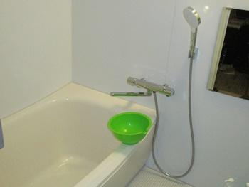 浴室はTOTOのマンションリモデルに交換しました。浴槽、風呂蓋、風呂床に断熱効果があるので温かいお湯を長く保ちます。