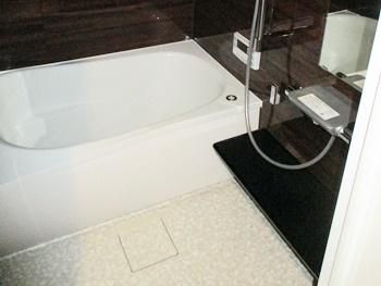 TOTOのマンションリモデルバスルームは、保温効果の高い浴槽なので、長時間の入浴も快適に過ごせます。