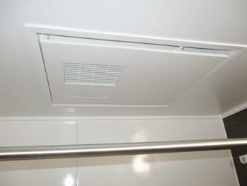 TOTOの三乾王　浴室換気乾燥暖房機を取り付けするとランドリーパイプが付いてきます　雨の日のお洗濯物を干すのに便利です