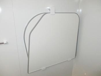 TOTOのラクかるふろふたは専用の浴室内にふろふたフックが備え付けてあるのでふたを使わない時の収納が便利です