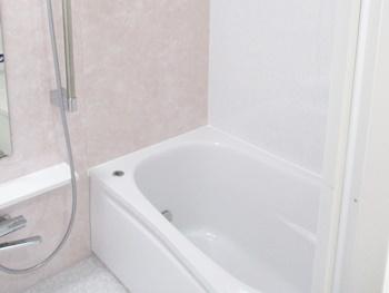 浴室はTOTOのマンションリモデルバスルームに交換しました。壁同士の継ぎ目が目地なしのTOTO独自の構造なので、イヤなカビが付きにくく、いつでも清潔です。